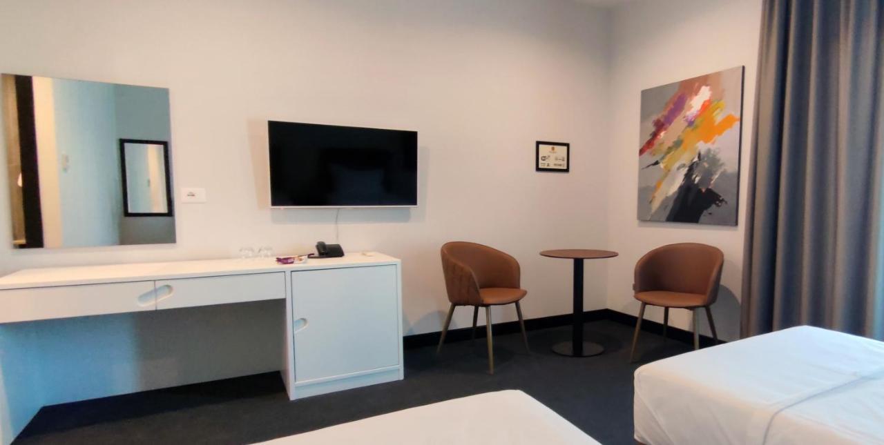 Hotel Delta Premium Дуррес Экстерьер фото